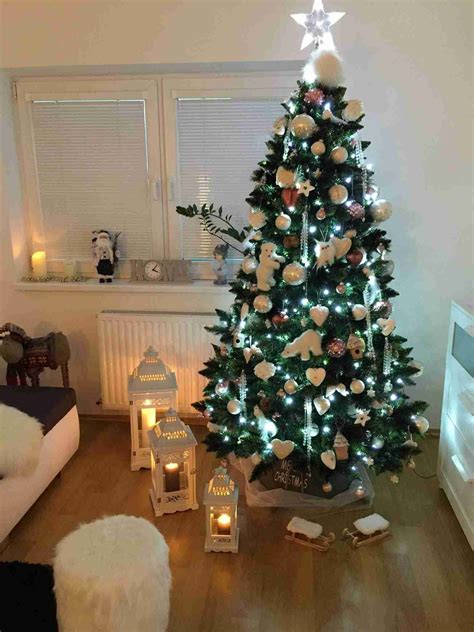 vianočné stromčeky ozdobené detskými výtvormi na Primaciálnom námestí