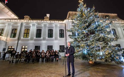 rozžiarený vianočný stromček pred Primaciálnym palácom