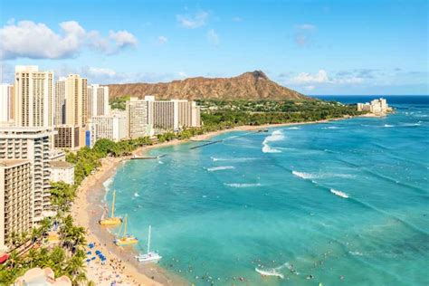 panoráma pláže na Havaji s tradičnými kvetinovými vencami