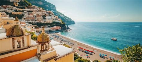 malebná ulica na talianskom pobreží Amalfi