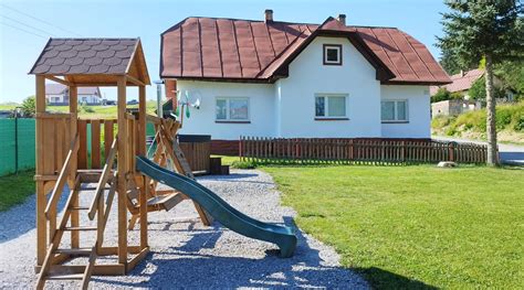 Fotografia exteriéru reštaurácie s detským ihriskom a posedením