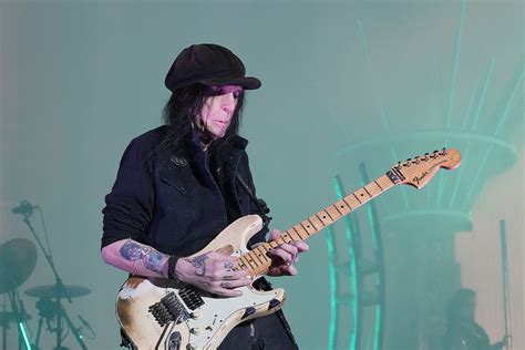 Gitarista v štýlovom hudobnom tričku s gitarovým motívom