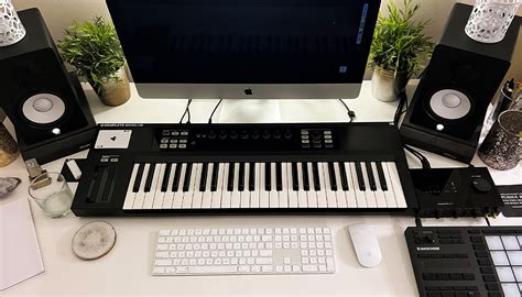 Home-studio setup s audio rozhraním a štúdiovými slúchadlami