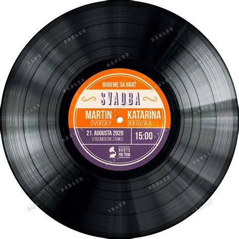 Vinylová platňa a prehrávač v útulnom prostredí