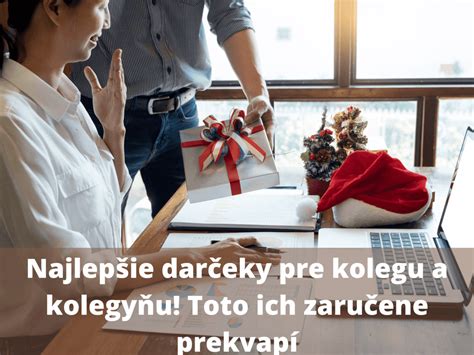 Kolegovia v kancelárii si vymieňajú malé darčeky