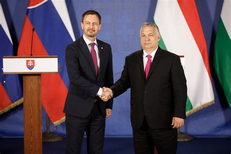 Tematické foto: spokojný obchodný partner s darčekom