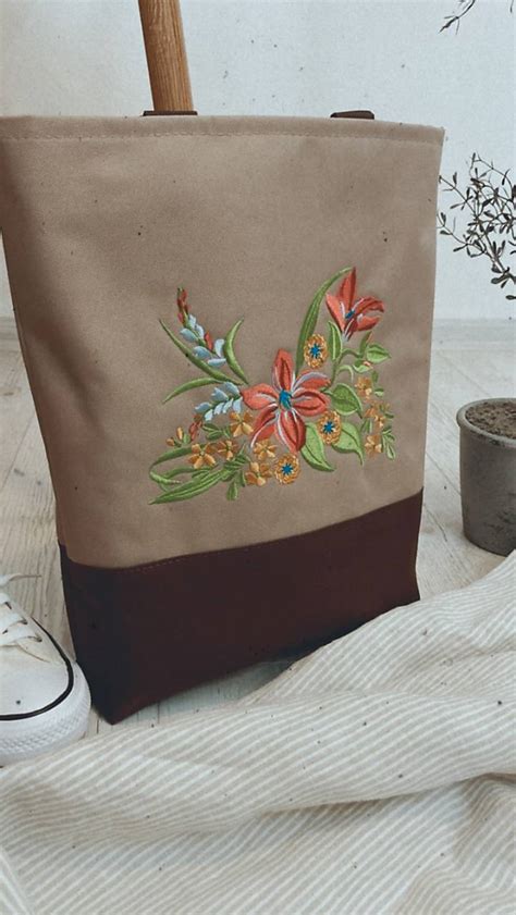 Fotografia ručne šitého vankúša s výšivkou a látkovej nákupnej tašky