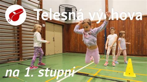 Ilustračná fotografia učiteľa telesnej výchovy s loptou
