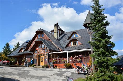 Panoramatický pohľad na Horský hotel Kohútka a okolitú krajinu Javorníkov