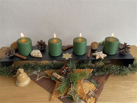 Adventný svietnik na štyri sviečky s vianočnou dekoráciou