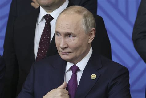 fotografia Putina so Si Ťin-pchingom a ďalšími lídrami na tribúne