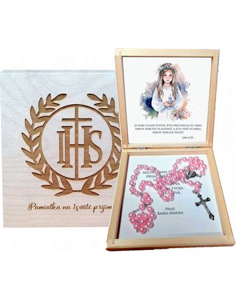 Tematické foto: dievča v šatách na prvé sväté prijímanie