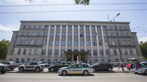 Tematické foto súdnej siene alebo justičného paláca