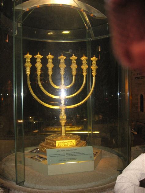 Zlatá menora, detail šiestich ramien a stredového stĺpca s kvetnými kalíškami