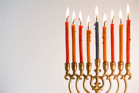 Chanukija s deviatimi sviečkami, jednou sviečkou šamaš a ôsmimi rovnakými