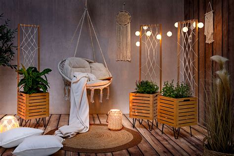 Záhradná slávnosť vyzdobená vlastnoručne vyrobenými girlandami a lampášmi v štýle boho