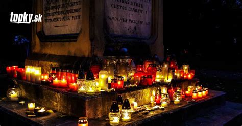 Tematické foto: Cintorín plný sviečok a kvetov počas dušičkového obdobia