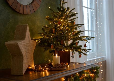 Zátišie s vianočnou výzdobou, ktoré evokuje pokoj a duchovný rozmer sviatkov namiesto konzumu.