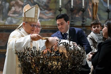 slávnostný portrét kráľovskej rodiny počas krstu dieťaťa v kaplnke