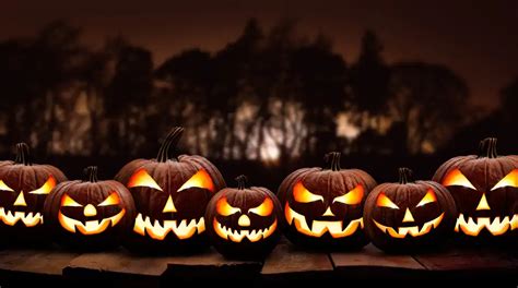 Vydlabaná halloweenska tekvica so sviečkou v tme