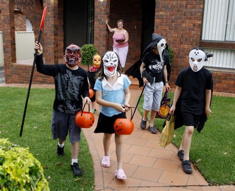 Deti v halloweenskych kostýmoch zbierajúce sladkosti