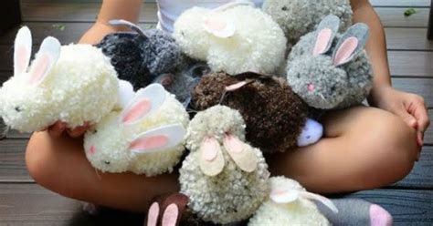 Hotový zajačik z brmbolcov vlny s detailmi hlavy