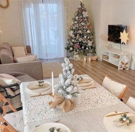 vianočne prestretý jedálenský stôl s centrálnou dekoráciou