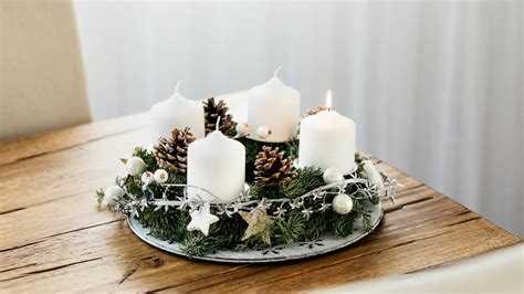 adventný veniec s horiacimi sviečkami na drevenom stole