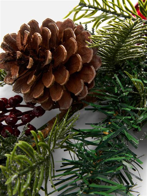 etažér naplnený vianočnými guľami