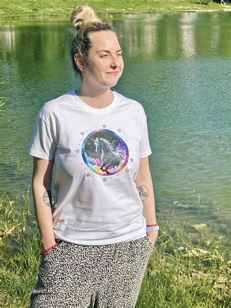 Kolekcia farebných detských tričiek s rôznymi narodeninovými motívmi.