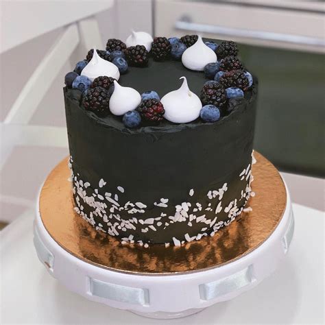 Ukážka rôznych štýlov svadobných tort: nahá torta, poťahovaná torta, čierna torta