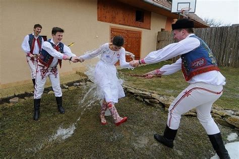 Ilustračná fotografia zobrazujúca tradičné veľkonočné zvyky na Slovensku, ako je šibanie korbáčom a polievanie vodou.