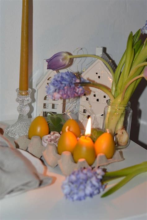 Koláž rôznych veľkonočných symbolov: baránok, kríž, sviečka, vajíčko, zajačik.