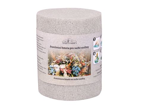 Aranžovacia hmota nasiaknutá vodou pripravená na použitie
