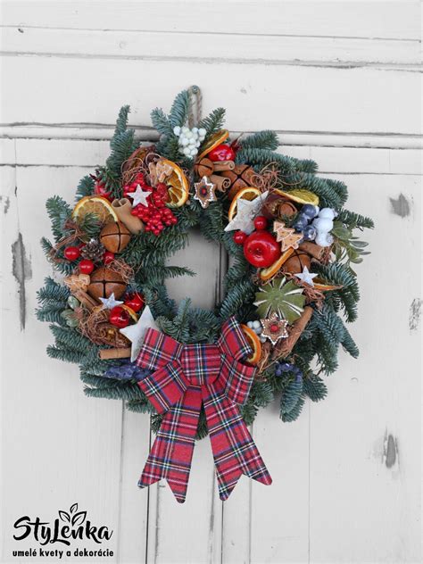 Nočný pohľad na živý veniec umiestnený na chladnom balkóne