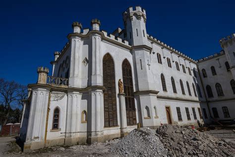 Archívna fotografia alebo nákres pôvodného areálu žrebčína v Rusovciach s monumentálnym vchodom