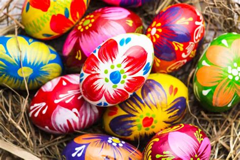 Infografika alebo koláž tradičných veľkonočných symbolov (kraslice, korbáč, baránok, zajačik)