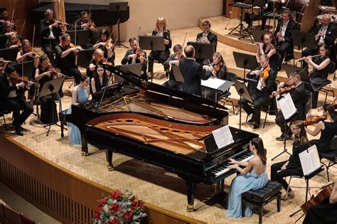 Detailná schéma dobových nástrojov používaných v orchestri (saxofóny, klavír, bicie)