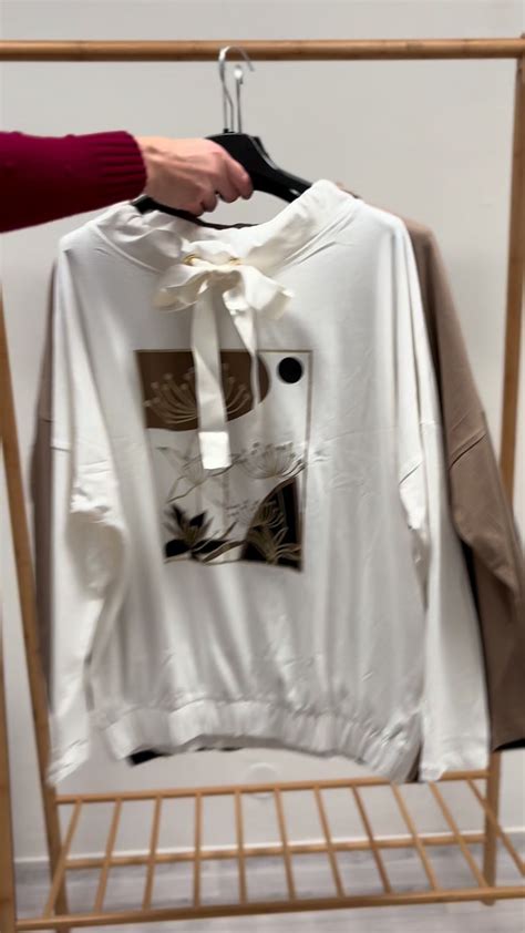 Príklad svadobnej pozvánky v kombinácii bielej a červenej