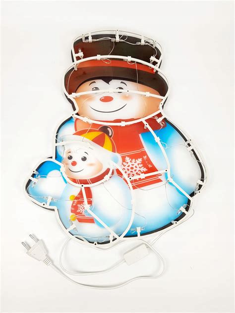 ilustrácia vianočného LED snehuliaka s klobúkom, nosom a rukavicami, žiariaceho studeným bielym svetlom v zasneženej záhrade