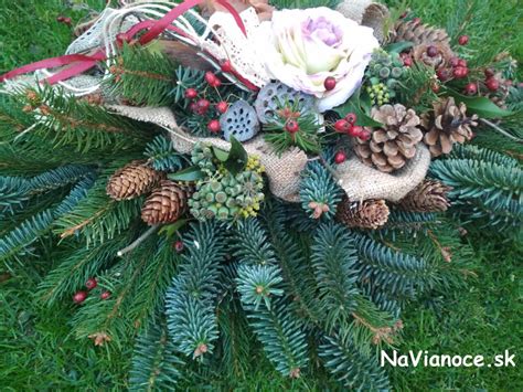 Veniec z prírodných materiálov na hrob