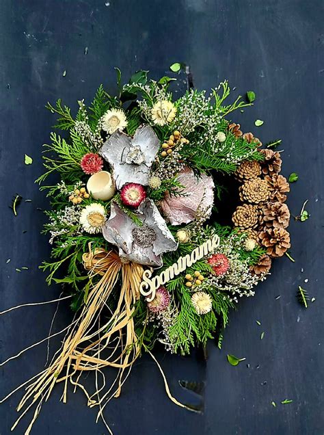 Prírodný veniec na hrob z rozmanitých materiálov