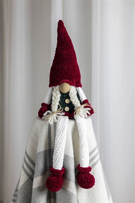 Háčkovaný vianočný škriatok s čiapkou