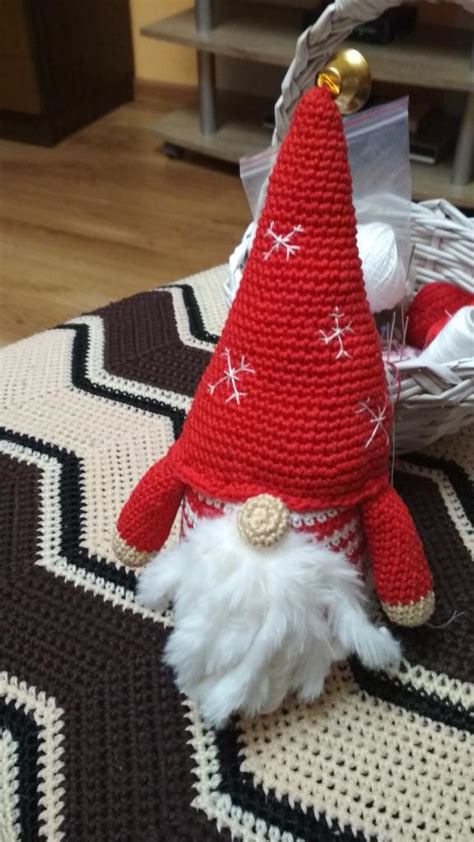 Háčkovaný vianočný škriatok v rôznych fázach dokončovania