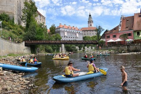 fotografia: skupina zamestnancov na spoločnej teambuildingovej aktivite (napr. splav rieky)