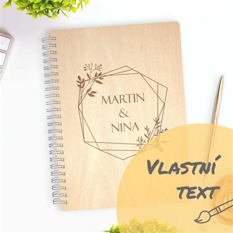 otvorený drevený svadobný denník s prianiami a fotkami