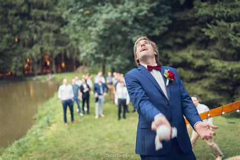 Záber zo súkromnej svadobnej ceremónie v záhrade domu