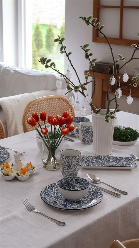 Tematický stôl s folkórnymi servítkami a dekoráciami