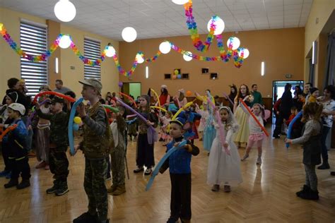 Tematické foto: deti v karnevalových maskách v školskej telocvični