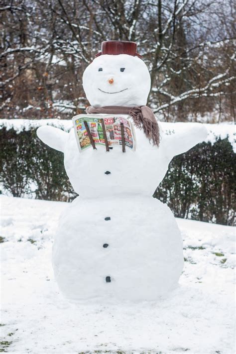 Ilustrácia tradičného snehuliaka s mrkvovým nosom, hrncom na hlave a uhlíkovými gombíkmi